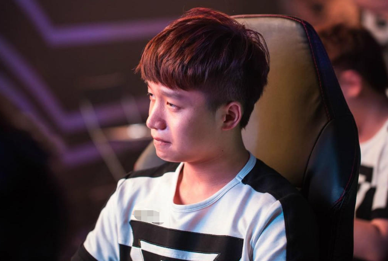 V5绝杀CLG，Viper拿下关键大龙鏖战多局八强赛，引爆全场热议