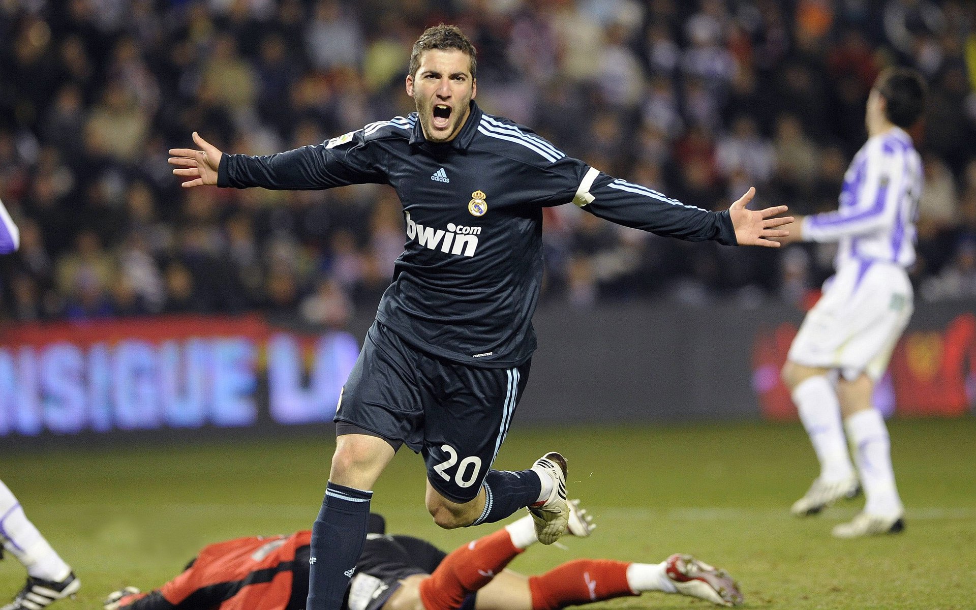 战车轰鸣墨西哥城！当拜仁铁血突围遇见孙兴慜的F1式超车