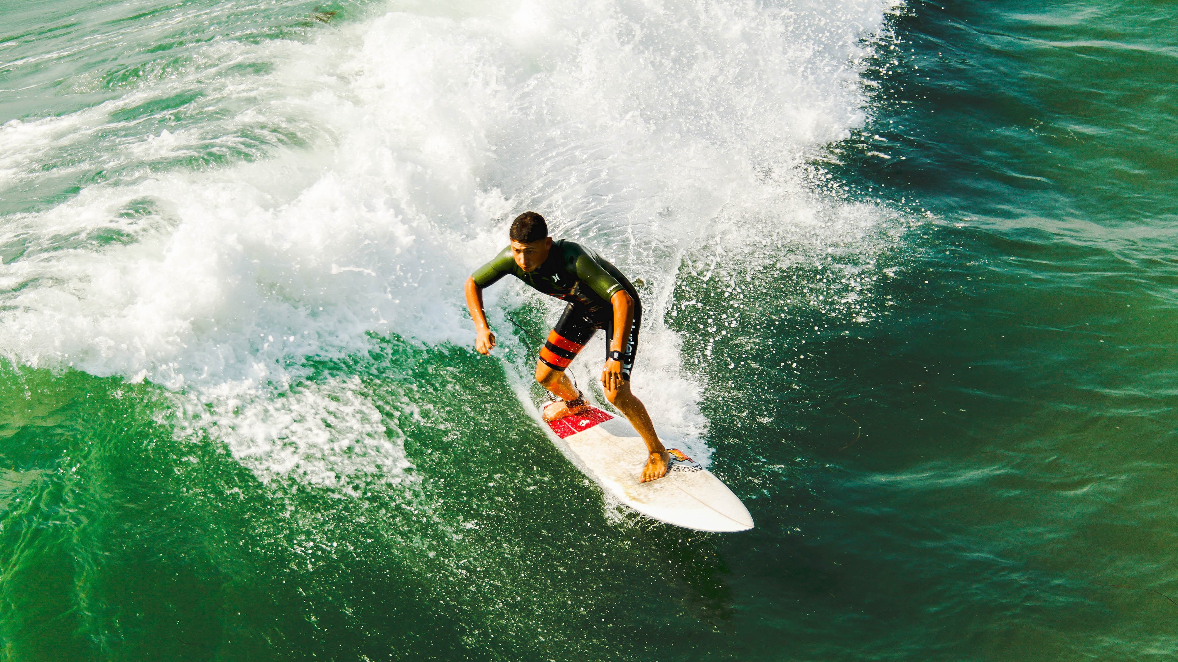 头排对决！汉密尔顿攻防一体，老鹰梅赛德斯全场压制猛龙红牛
